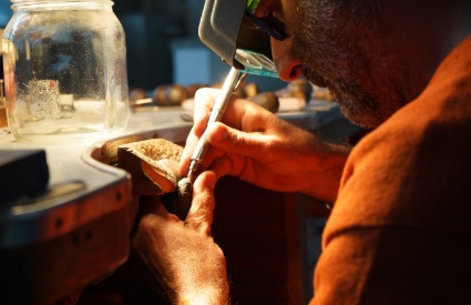 Incastonatore al lavoro